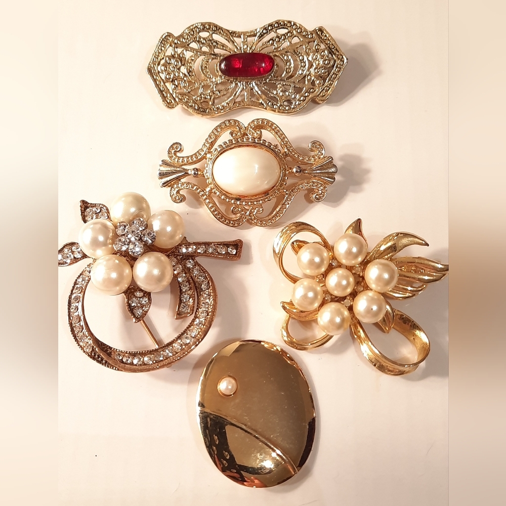 Elegant Gold and Pearl Brooch Set